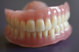 Protezy akrylowe – zęby Integral